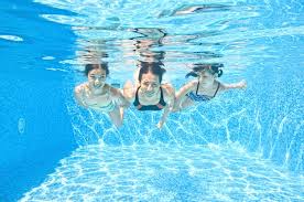 Niños jugando en la piscina