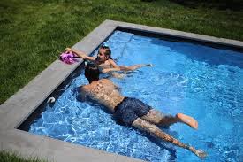 Familia disfrutando en la piscina